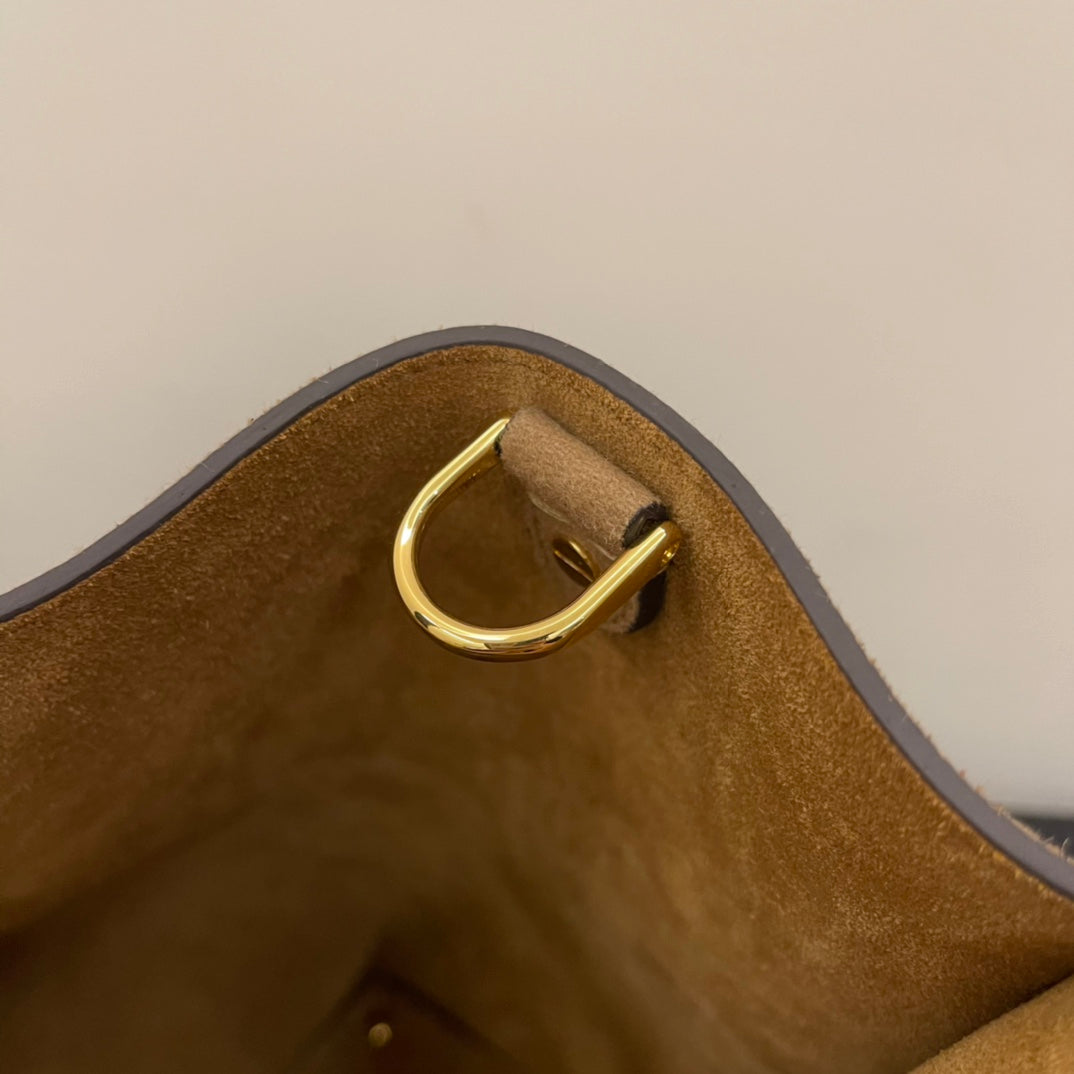 Elegant Tan Faux Leather Crossbody Handbag with Gold-Tone Clasp and Adjustable Shoulder Strap