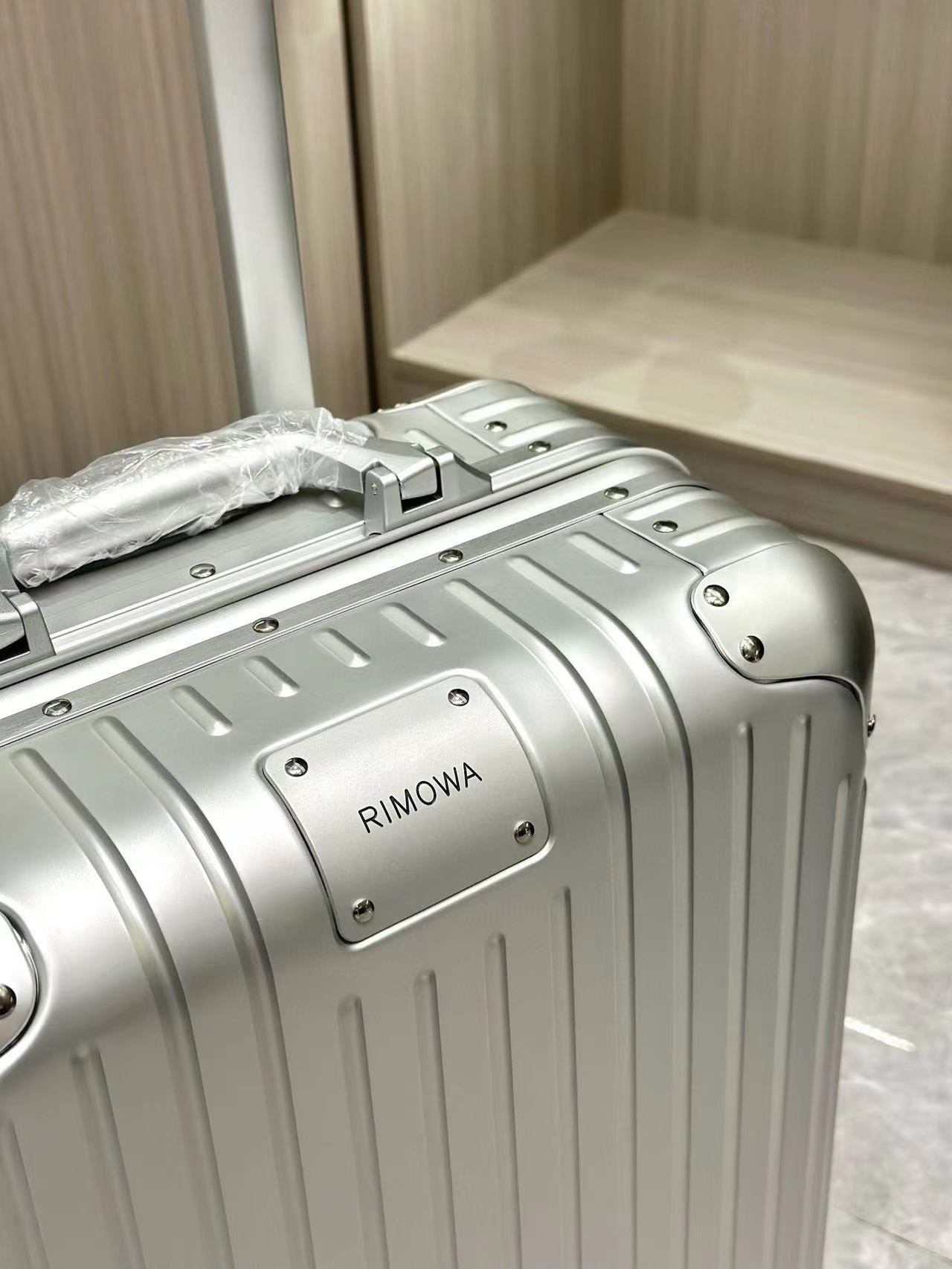 Grooved Hardside Silver Spinner Carry-On Luggage Suitcase