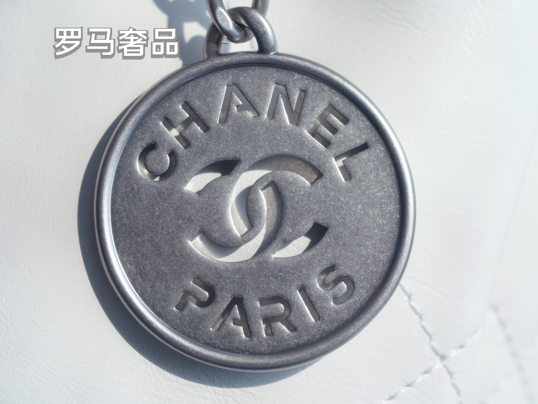 Chanel 22 Handbag - White Shiny Calfskin &amp; Silver-Tone Metal with Matching Pouch