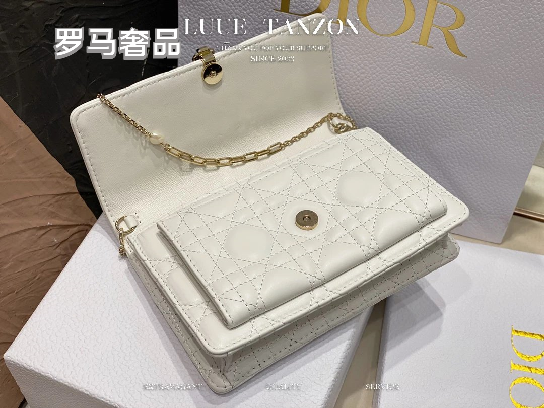 Elegant White Quilted Shoulder Bag with Gold-Tone Chain and Pearl Detail